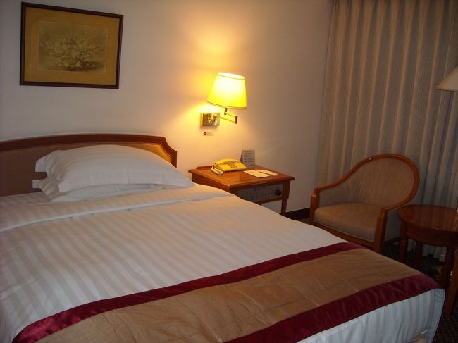 その後、新幹線で高雄へ。<br />宿泊した華王ホテルです。<br />ことらも朝食付きで約６０００円。