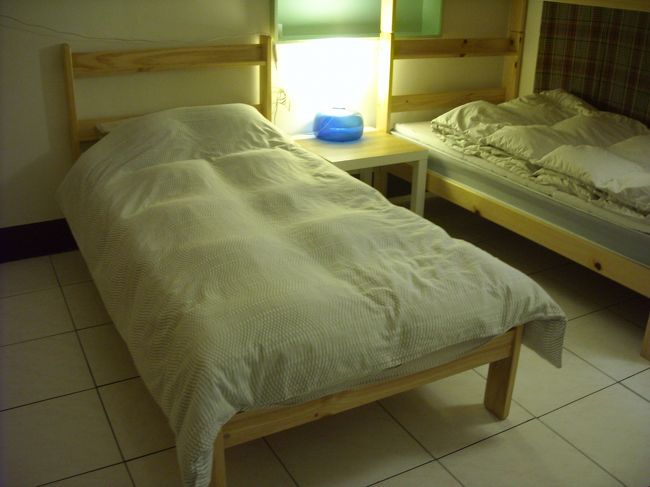 新幹線で台北に戻り、宿泊先の「パピヨンステイ」へ。<br />ゲストハウスです。ツインを一人使用で約2100円。<br />意外とキレイで最初っからここにすればよかった！<br />ドミトリーが予約でいっぱいらしいのでツインにしたんだけど、ここに滞在中、宿泊客誰とも会わなかった。いいんだか悪いんだか…