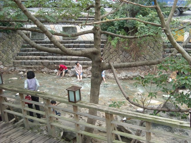 ６日目。朝。<br />電車にのって北投温泉へ。<br />足湯してます。