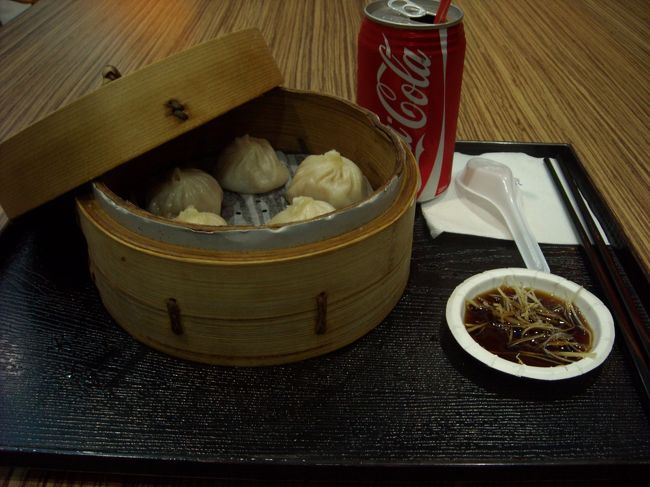 空港にて。<br />コーラと点心というミスマッチ。。<br /><br />お疲れ様でした！