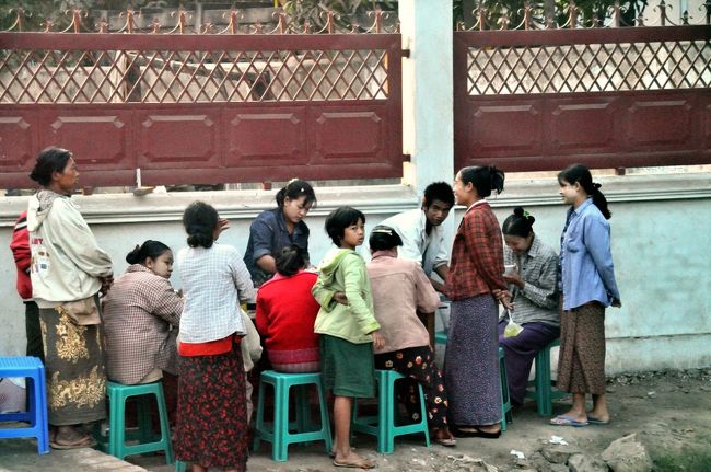 露天での朝食を食べる人がとても多い