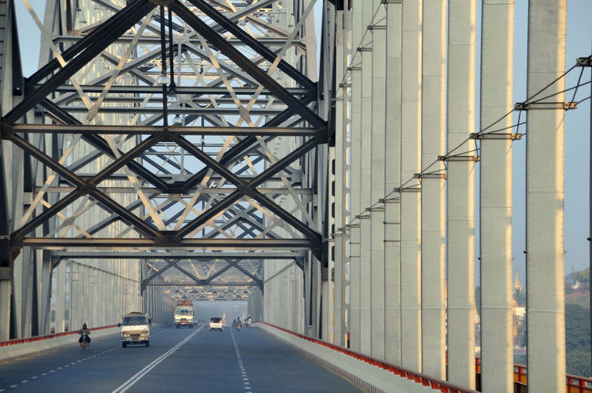 ・イラワジ河を渡ります。河の全長２０９０ｋｍ<br />１２７４年文永の役、１２８１年弘安の役