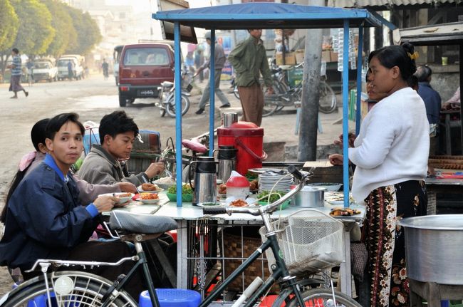 ０８：０５〜０８：１５　　ピックアップでザガインの丘へ