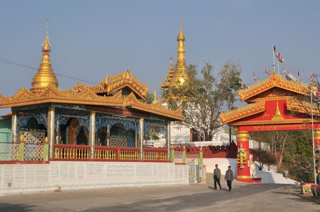 途中に１５０以上のパゴダがならぶ<br />　１９９６年までは車道がなかったそうです