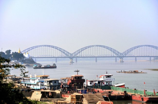 イラワジ河鉄橋　１９３４年イギリスが建造　１９４２年イギリス軍が破壊→日本軍が再建→再び破壊　戦後１０年ほどして再建される<br />
