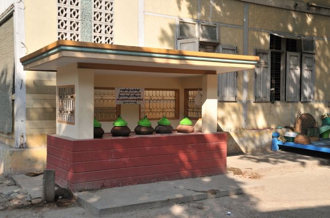 ０９：５０〜１０：５０　マハーガンダーヨン僧院の見学