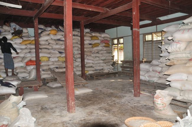 僧院内での托鉢の見学です