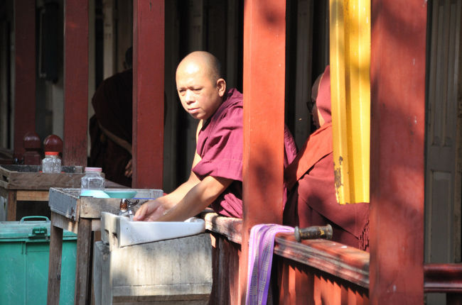 ミャンマーには、お坊さんが２０〜３０万人（特に上ミャンマーに多い）