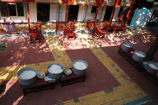 托鉢のご飯が用意されました<br />ミャンマーの上座部仏教はの宗派は９つに分類されるが、大きくはは二つの系統に。　お経を重用しするか、戒律を重用しするか