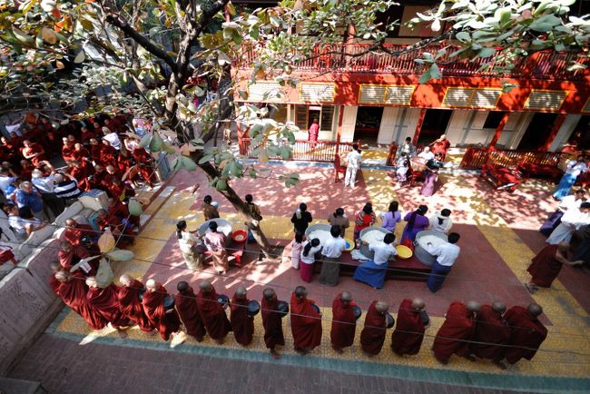 お経が流れている間シンと静まりかえっています。