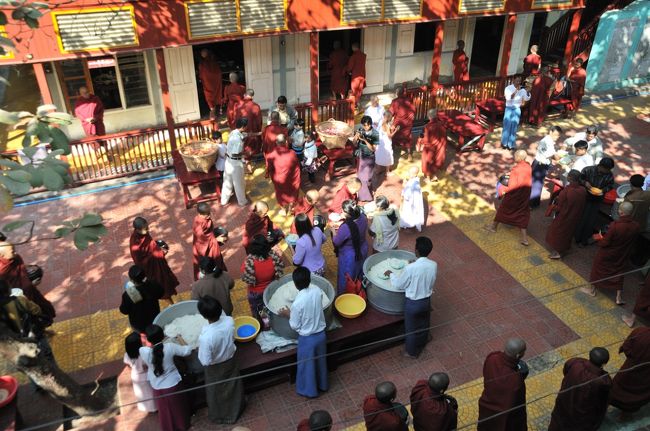 ご飯を配っているのはお米などを寄進した人たちです