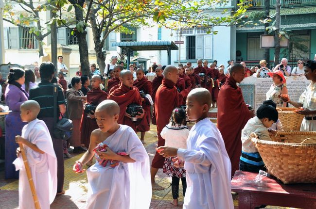 全員に配られるのは食後のお菓子かな？