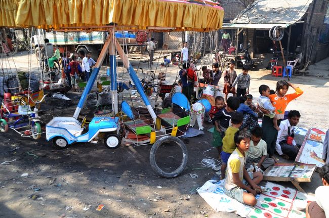 １１：１５〜１１：２０　小さな街のお祭りの見学