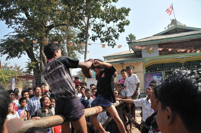 クッションで殴り合い、棒から落ちたら負けで、勝つと商品がもらえます