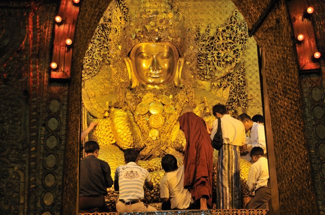 本尊のマハムニ仏は、ヤカイン地方から持ってこられる