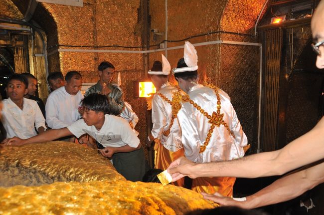 私たちも金箔を買い貼り付けてみました。