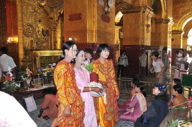 髪を落として僧になるための得度式の子供たちです