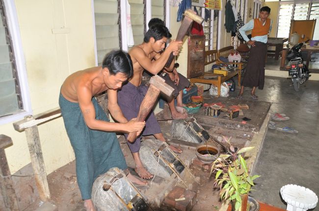 １２：１５〜１２：４０　金箔工場の見学