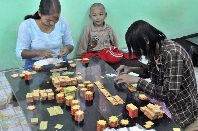 たたいてのばしたものをきれいに重ね・・