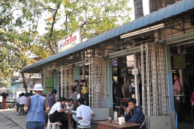 １２：５０〜１３：３０　ローカルレストランで昼食