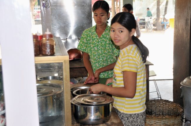 食堂の女性店員です。　　珍しいのか私たちに大変興味を示します。