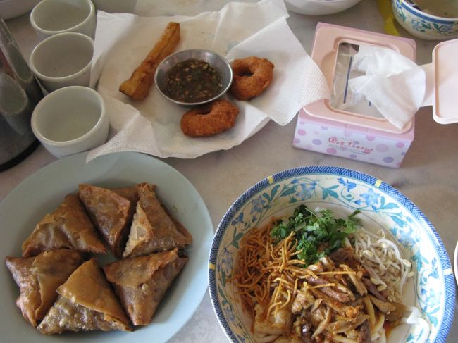 サモサとマンダレーモンディ（名前を聞いただけでどれがどれだかよく解りません）