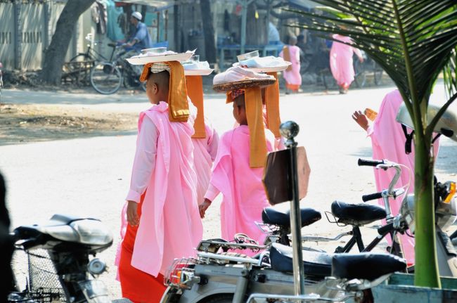 外を尼さんが通ります。　来ているものがきらびやかで、ついついシャッターを・・