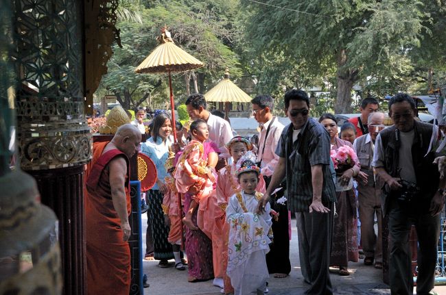 １３：４０〜１３：４５　得度式の行列を見かけ、車を止めてもらい見学することに。