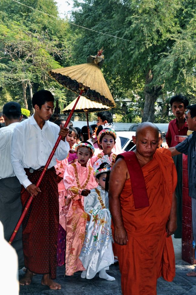子ども達の服装は、お釈迦様が出家する際の服→王子<br />男性は一生に２回仏門に入る（義務ではない）　二十歳前１回、二十歳以降１回