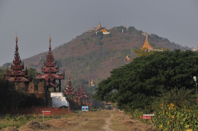 １５：３５〜１５：４５　王宮の外観写真ストップ<br />ミャンマー最後のコンバウン王朝の王宮。１８５７年から建設が始まり５９年に完成