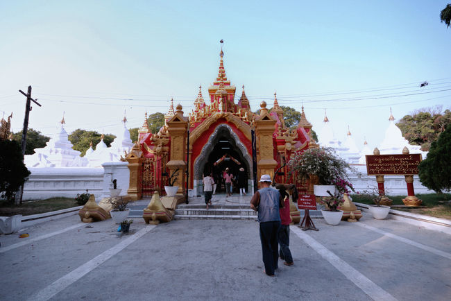 １６：２０〜１６：４５　クドードーパゴダの見学<br />パガンのシュエズィーゴンパゴダを模して建てられる