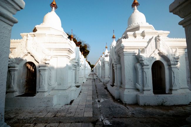 境内を埋め尽くす７２９のパゴダが有名