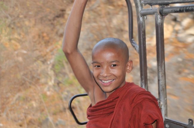 帰りのピックアップで乗り合わせた小坊主さん。色々聞いたら、一生懸命勉強して立派なお坊さんになりたいといってました。えらい！！