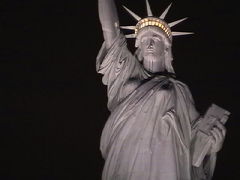 アッパー湾に差し掛かるとリバティ島にはライトアップされた自由の女神。実際見ると本当に大きかった。
