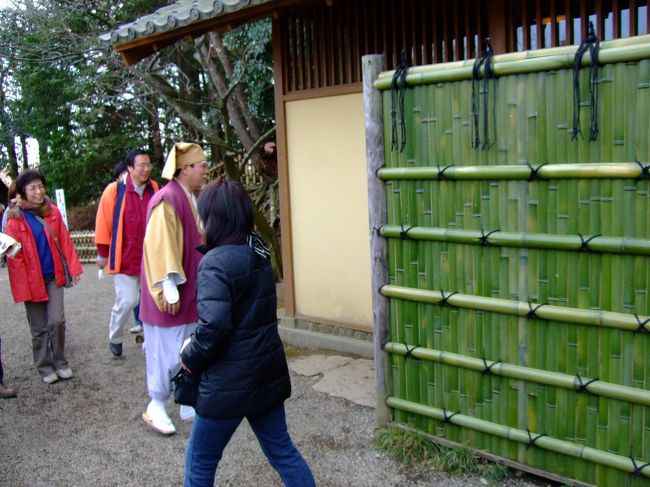 黄門様がお手洗いへ。<br />格さん、助さんもつづきます。