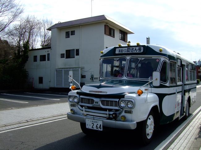 偕楽園を後にし、弘道館へ。<br />偕楽園からボンネットバス「助さん号」が走ります。<br />別ルートで「格さん号」が走っています。<br />無料です！！<br /><br />出発15分前に行きましたが、ぎりぎり乗れました。<br />ぎゅうぎゅう状態。<br />満員になると出発してしまうので、早めに乗り場へ行ったほうがいいです。