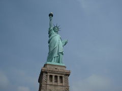 ニューヨークに来たからには一度見たかった世界遺産にもなってる自由の女神像。トーチを天高く突き上げた姿はまさにニューヨークの象徴です。