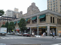 79Broadway駅で下車して映画「ユーガットメール」の舞台アッパーウェストサイドに。映画に出てくるH&H BagleやZabar'sをウィンドウショッピングしながら歩いて行くと作品中で巨大書店のモデルとなったアメリカ最大の書店チェーンBarnes & Nobleも発見。