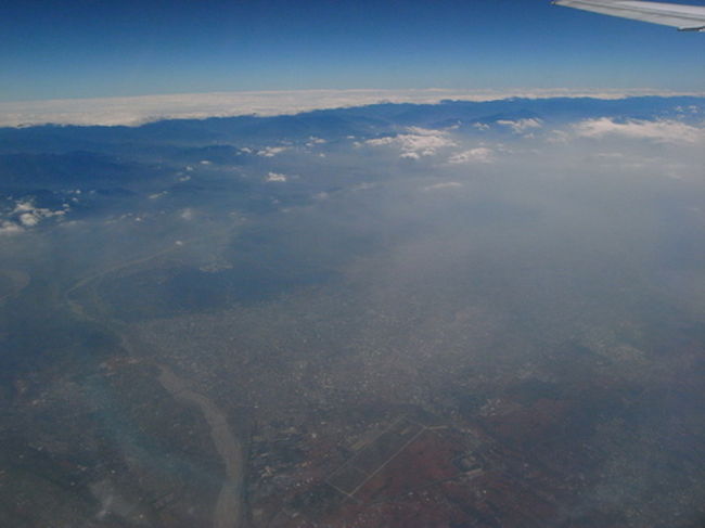 2009年2月27日(金)★1日目<br /><br />朝、4時起きして梅田へ。<br />梅田〜関空まではリムジンバス。<br />今までは、格安チケットで1200円だったかな、<br />回数券を買って行ってたんだけど、<br />回数券が廃止になったらしく、<br />格安でも取り扱いなし。<br /><br />リムジンバスのHPを見ると、<br />普通で片道1500円のところ、往復で先に買っておくと<br />片道1350円になるということなので、<br />往復チケットでバスに乗り込む。<br />いつもはバスも満席なんだけど、2月だからか、<br />今日は半数以下しか席が埋まってなかった。<br />http://www.kate.co.jp/pc/time_table/time.html<br /><br />関空発、JL701便。<br />香港行きの飛行機の中で。<br />台湾上空で、家とか山(阿里山？)とかが見えた。<br />左側の席を取ると、台湾がよく見る。<br /><br />JL701便は、2列-3列-2列なので、<br />機内は、キャセイよりこじんまりした感じ。<br /><br />機内食は鶏の照り焼きか、<br />魚か選べたので、魚に。<br />なぜか魚の方にだけ、パンが付いていた。<br />ボリュームは、少なめ。<br />機内食にありがちの｢日本そば｣もないぞ。<br />キャセイでいつも出てくるアイスクリームも<br />JALだからないし…。<br />これから香港で食べ歩くから、まぁいいかぁ。<br /><br />機内のメイン映画は、イーグルアイ、<br />チェンジリング、そしてレッドクリフ・パート1<br />だったので、レッドクリフを見た。<br />個人的には、張震(チャン・チェン)が良かったな〜。