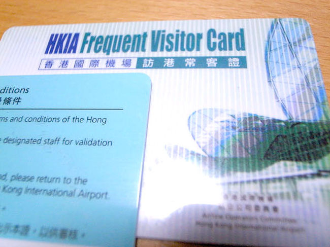 昨年8月に申請して10月に届いた、<br />香港國際機場訪港常客證/<br />HKIA Frequent Visitor Cardを使って入国。<br />http://www.hongkongnavi.com/blog/blog_top_view.php?blog_id=5002380<br /><br />初めて使うので、どこのレーンに並べばいいか<br />迷ったけど、偶然、場所を聞いた係員のおばちゃんが<br />担当者だったみたいで、カードを見せる。<br />(ここでカードナンバーを控えて、何度利用したか<br />カウントするみたい)。<br /><br />その後、誰も並んでないすぐ近くのレーンで入国審査<br />(ここではカードを見せない)。<br />すんなり入国でき、飛行機を降りてから10分以内に<br />バゲッジクレームまで来ていた!!<br /><br />前なら、延々と入国審査の行列に並んで45分待ち…<br />とか普通だったのに。<br /><br />でもエコノミーだし、関空でチェックインしたのも<br />早かったから、スーツケースも奥の方に入ってて、<br />出てくるのは遅いだろうな〜と思ってたら、<br />10分くらい待ってたら、あっさり出てきて良かった♪