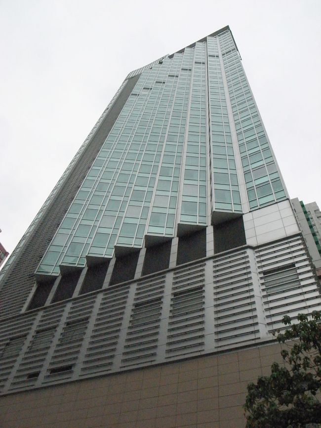 今回泊まったのは、天后駅前の<br />｢ロテル(香港銅鑼灣海景酒店)｣。<br />http://www.lhotelcausewaybayhv.com/<br /><br />これで三度目の利用。<br /><br />1回目はオープン直後で、とても安かったけど、<br />どんどん値上がりして、とても泊まれない値段に<br />なっていたので、最近は九龍側に宿泊していた。<br /><br />今回は、2月〜3月のシーズンオフだったためか、<br />2月の1泊は8000円台、3月は12000円になったけど、<br />いつもより安くで宿泊できて良かった♪<br /><br />実際泊まってみると、<br />｢やっぱり便利だな〜｣ということを実感!!<br /><br />空港バスの終点からも目の前だし、<br />例えば九龍側に行くにも、<br />路線バスでゆったり座って行けるし、<br />(最寄のバス停は、まだ混まないエリアなので。)<br />トラム駅もすぐなので、ハッピーバレー方面や、<br />銅鑼湾に行くのも楽だし安いし。<br /><br />部屋も(私にとっては)広いし、<br />貴重品入れや空の冷蔵庫、ドライヤーや、<br />毎日無料のお水(ペットボトル)も付くし。<br /><br />周辺にはワトソンズ(薬局)、ウェルカム(スーパー)、<br />デザートショップがひしめく駅前通り(電気街)もあるし。<br /><br />今度も安かったら、また利用したいな〜。