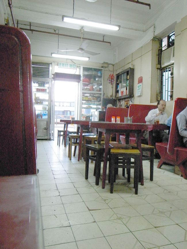 次も、初めて行くお店｢海安珈琲室｣。<br />http://www.openrice.com/restaurant/sr2.htm?shopid=1255<br /><br />昔からあるお店らしく、店内もレトロ。<br />この前を何度も通って、乾物屋街へ行ってたのに、<br />今まで気付かなかったな〜。<br /><br />18時に閉まるらしく、気付けば17時前。<br />急がなくては…とお店へ。<br /><br />うなぎの寝床のような店舗で、<br />ゆるーい雰囲気が漂ってました。<br />天井のシーリングファンもいい感じ。<br /><br />まずは熱ない茶(ホットミルクティ)を注文。<br />お腹はいっぱいのはずが、ここまで来て、<br />ない茶だけ飲むのってなんだかなーと思い、<br />｢OPENRICE｣(上のリンク先)に載ってた、<br />｢公司三文治(クラブハウスサンドイッチ)｣を注文。<br /><br />｢ごんしーさんまんちー｣とメニューを指さして<br />言ってみると、<br />｢公治(ごんちー)ね｣と略して奥にいたおじいに<br />オーダーを通していた。