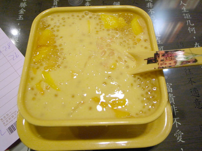 上環までぐるっと回って戻ってきて、<br />西巷城(ウエスタンマーケット)の｢滿記甜品｣へ。<br />http://www.hongkongnavi.com/spot/goods_summary.php?category_id=03&amp;goods_seq=31<br /><br /><br />滿記甜品は、あちこちにあるデザートショップ。<br />私は、許留山の次によく行くお店。<br /><br />ここでは、楊枝甘露を注文。<br />相変わらずおいしい。<br />いろんな楊枝甘露を食べたけど、<br />ここが一番好きかな。<br /><br />あと、マンゴーパンケーキも、<br />私の中ではここがベスト。