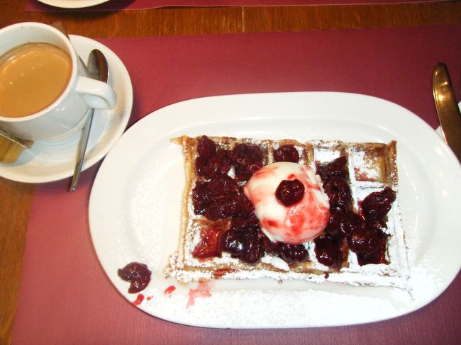 ブリュッセルワッフル チェリーソース