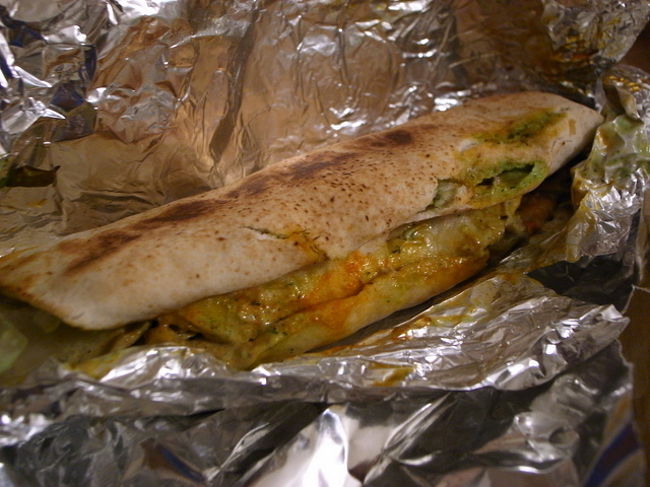 毎回(100％)、香港に来ると、<br />中環の記酒家のテイクアウトお弁当<br />(チャーシウご飯など)を買い、<br />ホテルで食べるのが初日の恒例行事なんだけど、<br />今回はお初チャレンジということで、<br />最近香港で支店を広げている、<br />｢Ebeneezer's Kebab｣というケバブの店で、<br />テイクアウトし、ホテルで食べることに。<br /><br />中環のランカイフォンのところにあるお店に行くと、<br />中の席は満席(元々狭いけど…)。<br /><br />テイクアウトでチキンケバブを注文し、<br />待っていると、スタッフ自身が何を作って、<br />自分は何をしているのか把握できてないらしく^^;<br />あわあわしていた。<br /><br />そんな様子を、心優しく、カウンターの目の前で<br />見守っていたが、15分待ったところで<br />いいかげんイライラし始め、<br />｢まだぁ？？｣と覗き込むとやっと出来上がった。<br />(15分間、私のケバブを作るのを忘れていたらしい)。<br /><br />ホテルに帰って、冷えかけのケバブを食べたが、<br />包んである皮(？)が、紙のように硬くて、<br />好き嫌いのない私でも、半分以上残した。<br />(ちなみに、ヘルシンキのケバブは、最高！)