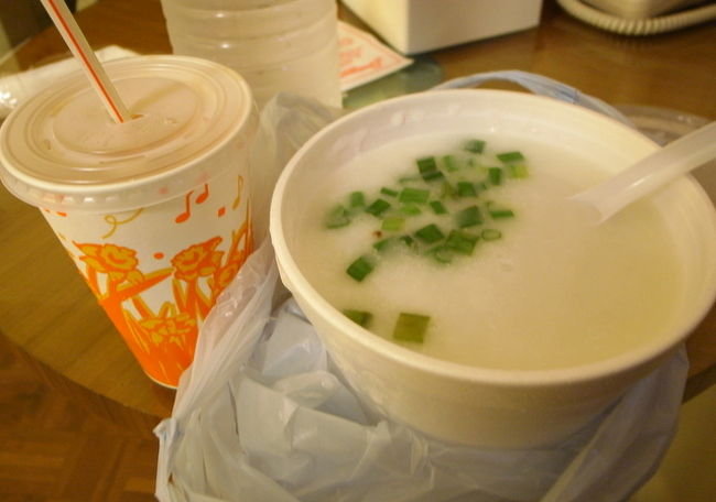 2009年2月28日(土)★2日目<br /><br />今日は、一大イベントがある。<br /><br />今までの香港旅行で、一番遠出するので、<br />(…といっても、飲茶に行くのだが)、<br />お腹ペコペコのままでは、<br />頭が働かず、うまくたどり着けないと思い、<br />まずはホテル前の茶餐廰で、<br />凍ない茶(アイスミルクティ)と<br />皮蛋痩肉粥(ピータン豚肉粥)をテイクアウト。<br />部屋で食べる。<br /><br />相変わらず、ここのお粥は美味しい！<br />皮蛋痩肉粥は羅富記がいいと思っていたけど、<br />このお店のも負けず劣らずおいしい。<br />※茶餐廰の店名がわからないけど、<br />　ホテル入り口の目の前のお店。