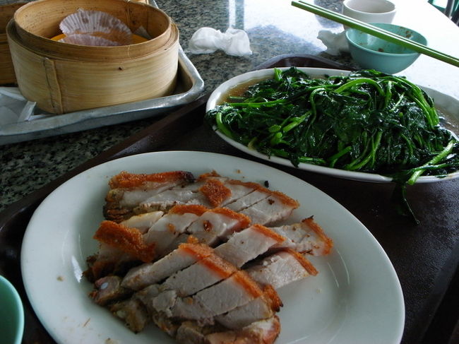 しばらく点心を食べていると、<br />やっと回りの景色が見え始めた。<br /><br />…そしたら、すぐ後ろに日本人グループがいた。<br />こんなところにも、日本人って来るんだな〜。<br /><br />世界中で、日本人がいないところはない、と実感。<br />日本人のリサーチ力と、情報交換力、<br />行動力はすごいと思う。<br /><br />さて、隣の香港人中年夫婦が、<br />山盛りのクレソン炒めを食べていたので、<br />美味しそうに思い、１Fに行って注文。<br />クレソン炒めは、すでに別のところで<br />出来上がっていて、ちょっと冷めてたけど<br />美味しかった。<br /><br />このクレソンは、裏の畑で採れたものなんだって。<br />お茶を淹れる水も、近くの山からの湧き水らしく、<br />美味しかった。<br /><br />ついでに１Fに置いてあった、豚の焼いたものも<br />注文。何にしても、すごい量。