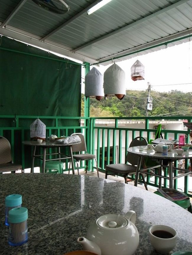 席を取るのに一生懸命で、<br />周りの風景を見てなかったけど、<br />２Fはベランダ席で、外の景色が見えて気持ちがいい。<br /><br />鳥おじさんたちが持ってきた、<br />鳥が、すごくいい声で鳴いてたりと、<br />香港の中心部にあるお店では<br />経験できない飲茶だった。<br /><br />点心の味は、それなりかな〜。<br />でも、豚の焼いたやつと、クレソン炒めは<br />絶品だった。<br /><br />雰囲気がいいので、また今度も来るかも。<br />夏は暑そうだけど…。<br /><br />お会計は、どこからか来たオーナーらしき(？)<br />おじいがやってくれた。<br /><br />他の参考にしたホームページを見ると、<br />｢4人で100ドル以内で食べられた｣<br />とかあって、私も期待したが、<br />おじいの数え間違いか、クレソン炒めが高価なのか、<br />点心5品＋クレソン＋豚＝140ドル。<br />安い値段を期待していたので、意外と高く感じた。