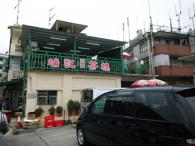 食べ終わったあと、<br />外観を撮るために、お店の正面に回る。<br /><br />バス乗り場は、この写真で言えば左側の奥。<br /><br />土曜日という週末だったので、天気は曇ってたけど、<br />車やバスで来た人で、混雑していた。<br /><br />席も空くけど、すぐ埋まる、という感じで。<br /><br />それにしても、この車たちはどこから入ったんだろう？<br />私が来た方角は、人しか通れない小道なのに。<br />不思議。