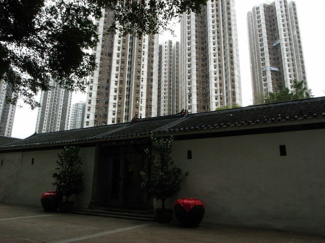 入り口は、こんな感じ。<br /><br />裏には、すごい高さのマンション群。<br />これも、ここ20〜30年のうちに<br />できたものらしい。<br /><br />昔の写真(といっても、数十年前)までは、<br />広々とした風景だったみたい。